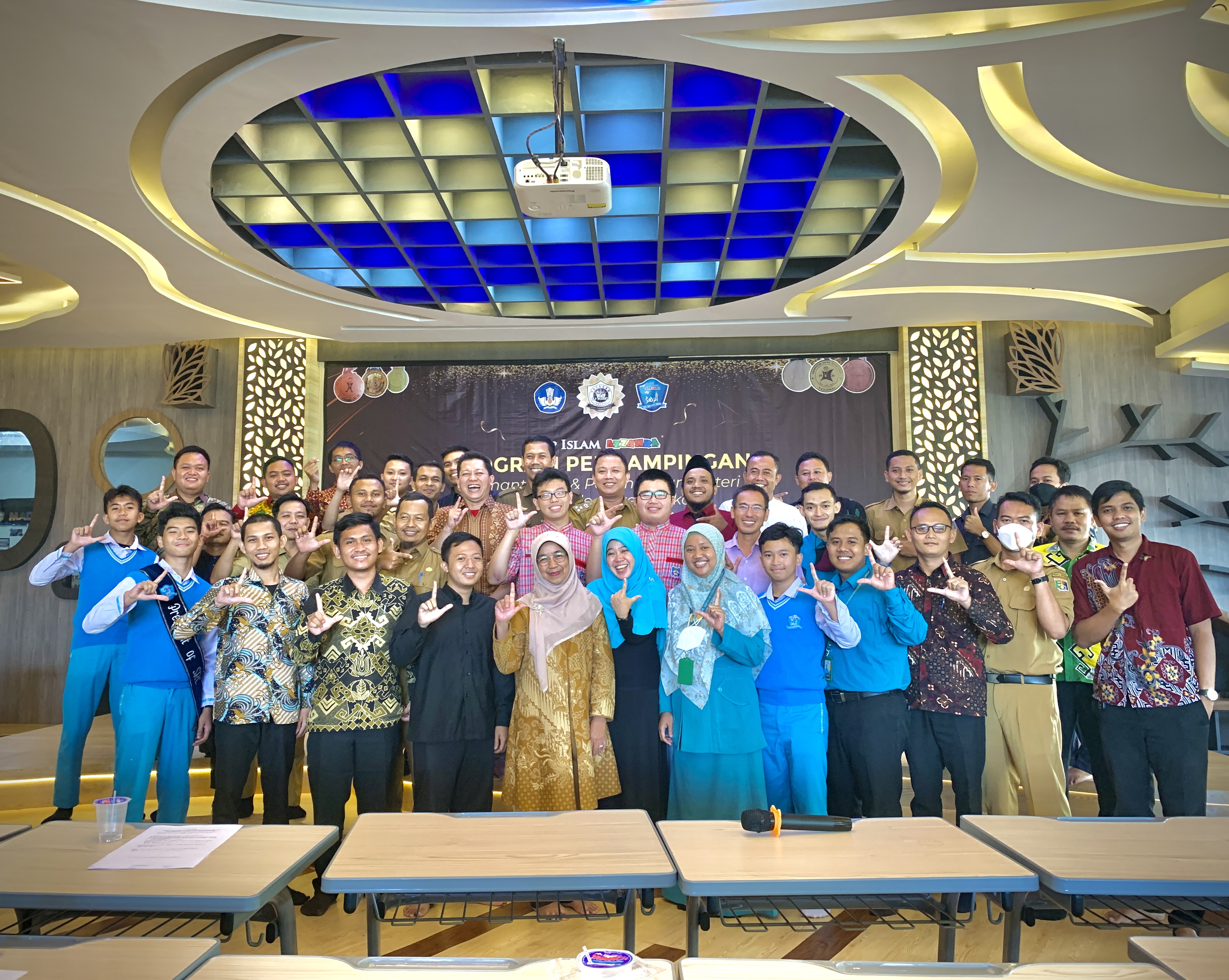 Take a picture together with my lecturers, new friends, and teachers